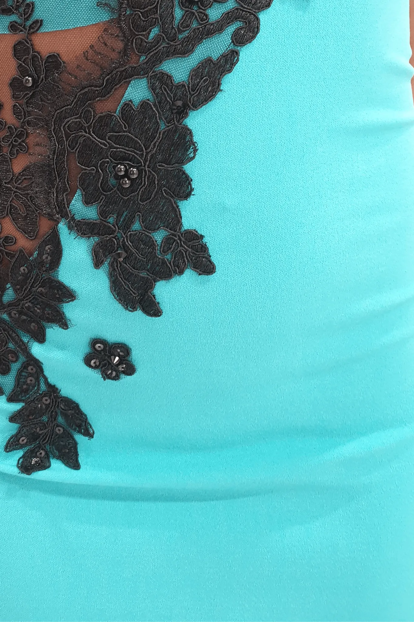 Abito a tubino verde acqua Chanttal in tessuto elasticizzato con inserti in tulle ricamato nero e perline
