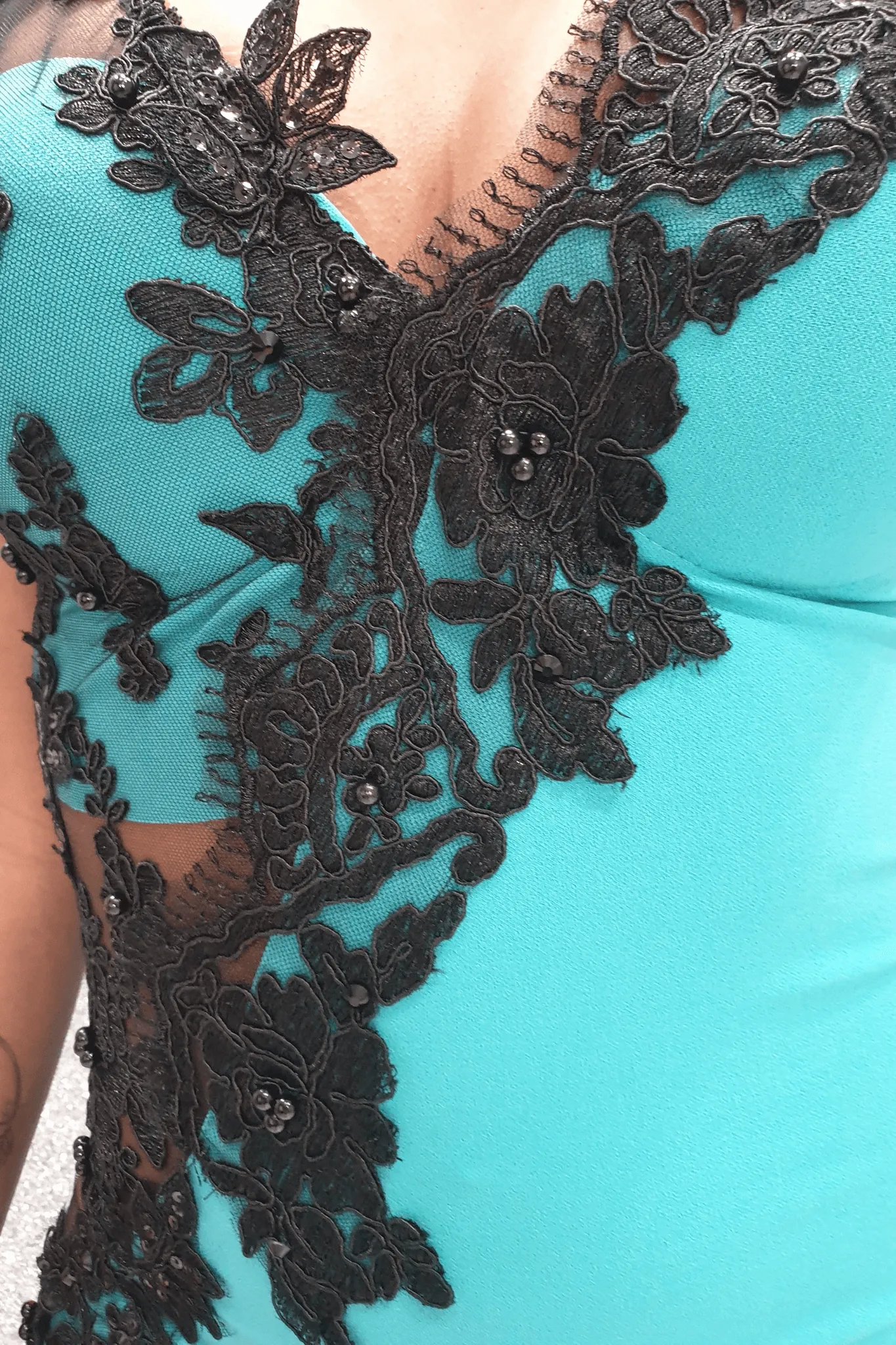 Abito a tubino verde acqua Chanttal in tessuto elasticizzato con inserti in tulle ricamato nero e perline