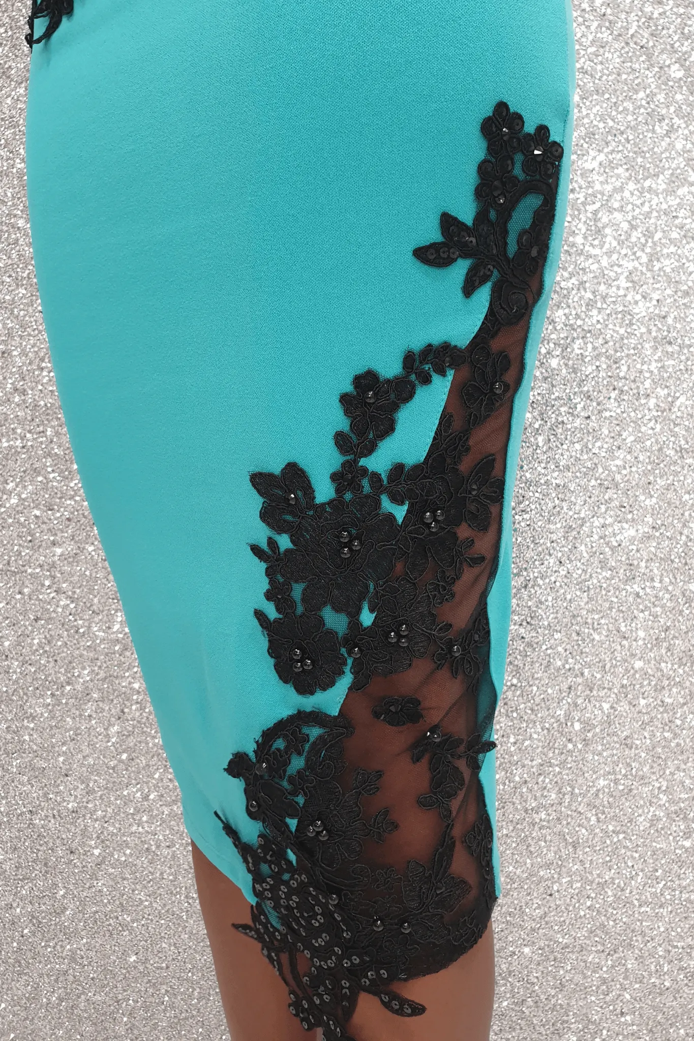 Abito a tubino verde acqua Chanttal in tessuto elasticizzato con inserti in tulle ricamato nero e perline