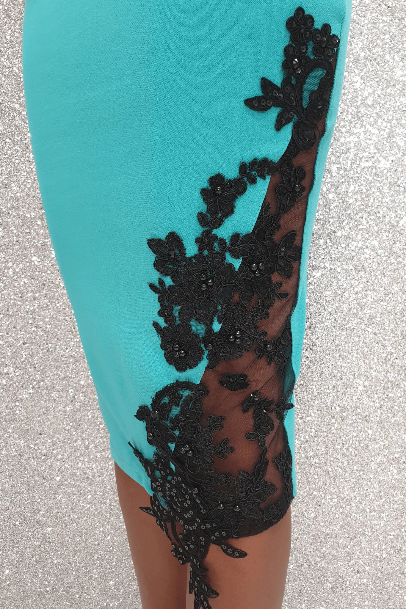 Abito a tubino verde acqua Chanttal in tessuto elasticizzato con inserti in tulle ricamato nero e perline