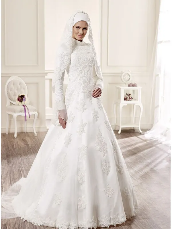Abito da Sposa Invernale molto accollato con maniche lunghe e dettagli in pizzo