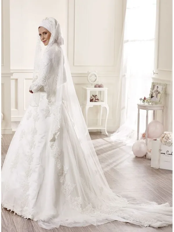 Abito da Sposa Invernale molto accollato con maniche lunghe e dettagli in pizzo