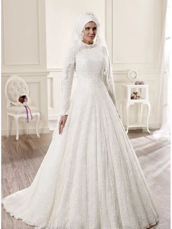 Abito da Sposa molto accollato invernale di pizzo con gonna in pizzo e punti luce