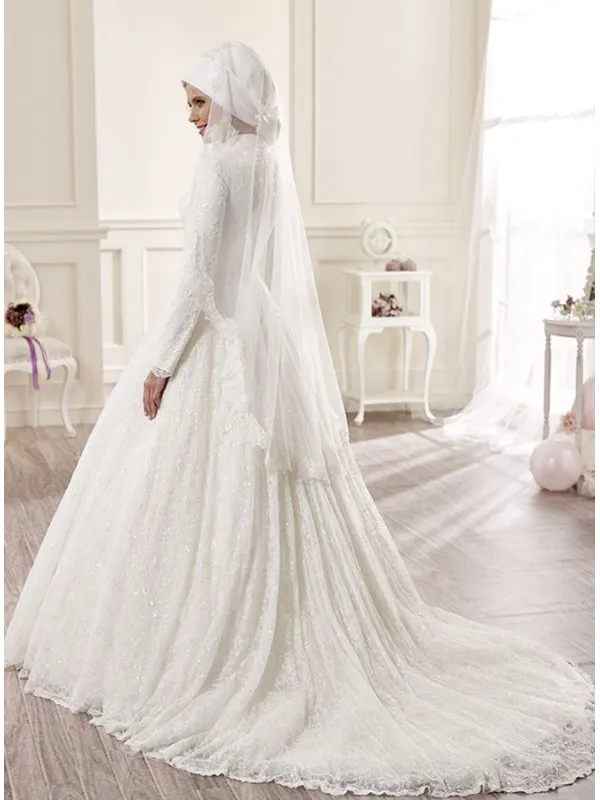 Abito da Sposa molto accollato invernale di pizzo con gonna in pizzo e punti luce