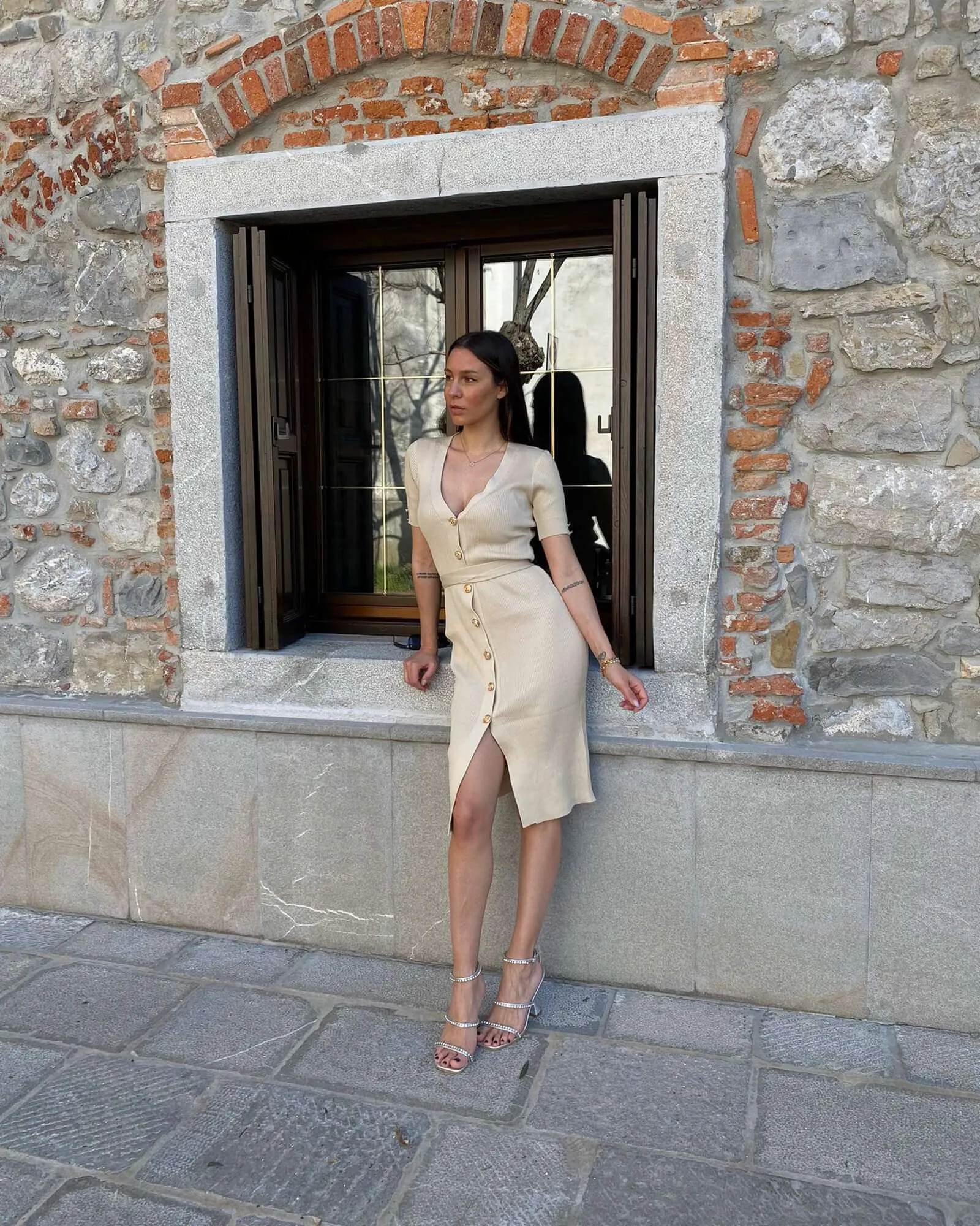 Abito in maglia con cintura e bottoni - beige