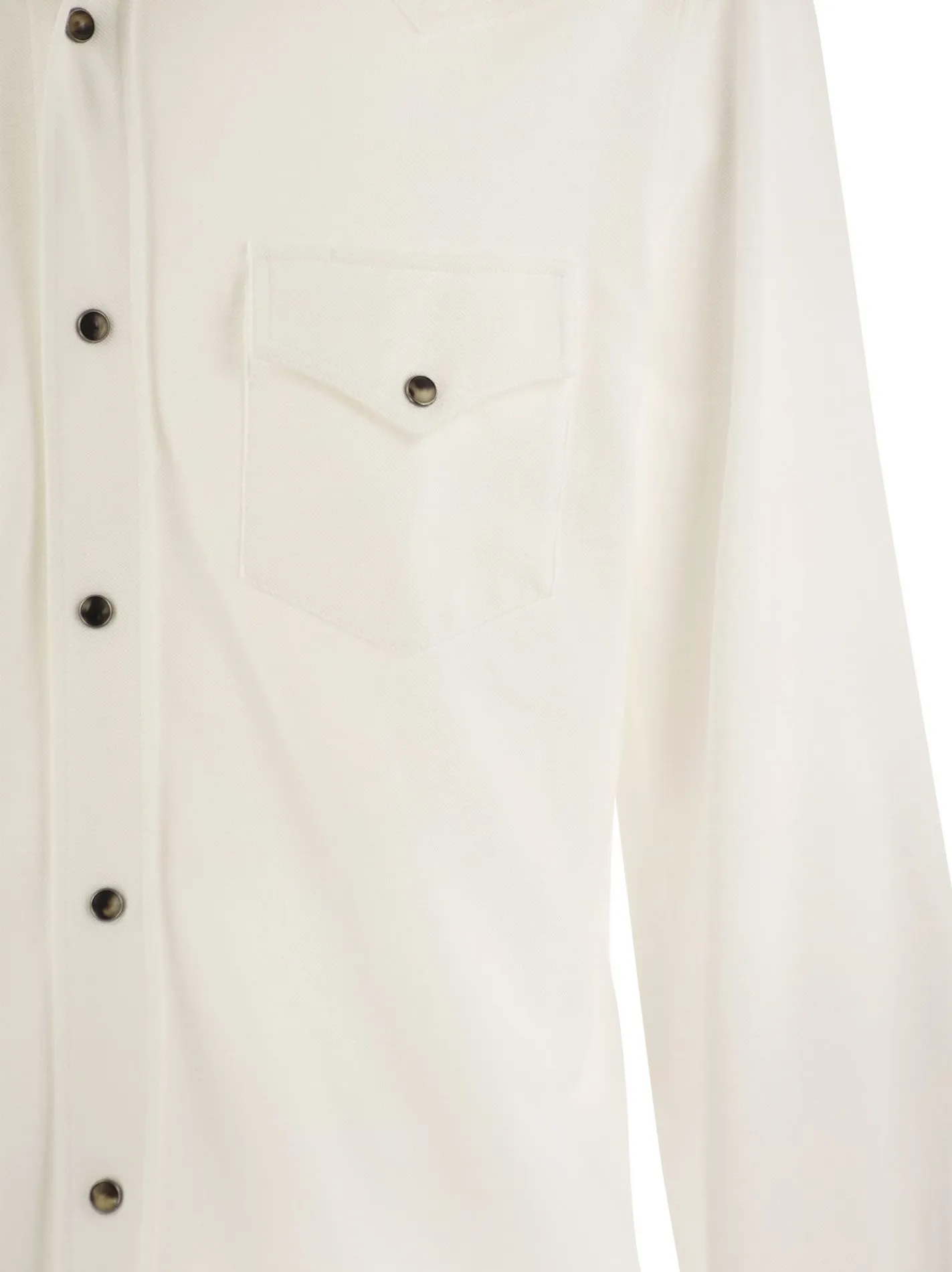 Camicia leisure fit con bottoni automatici, spallone e taschini