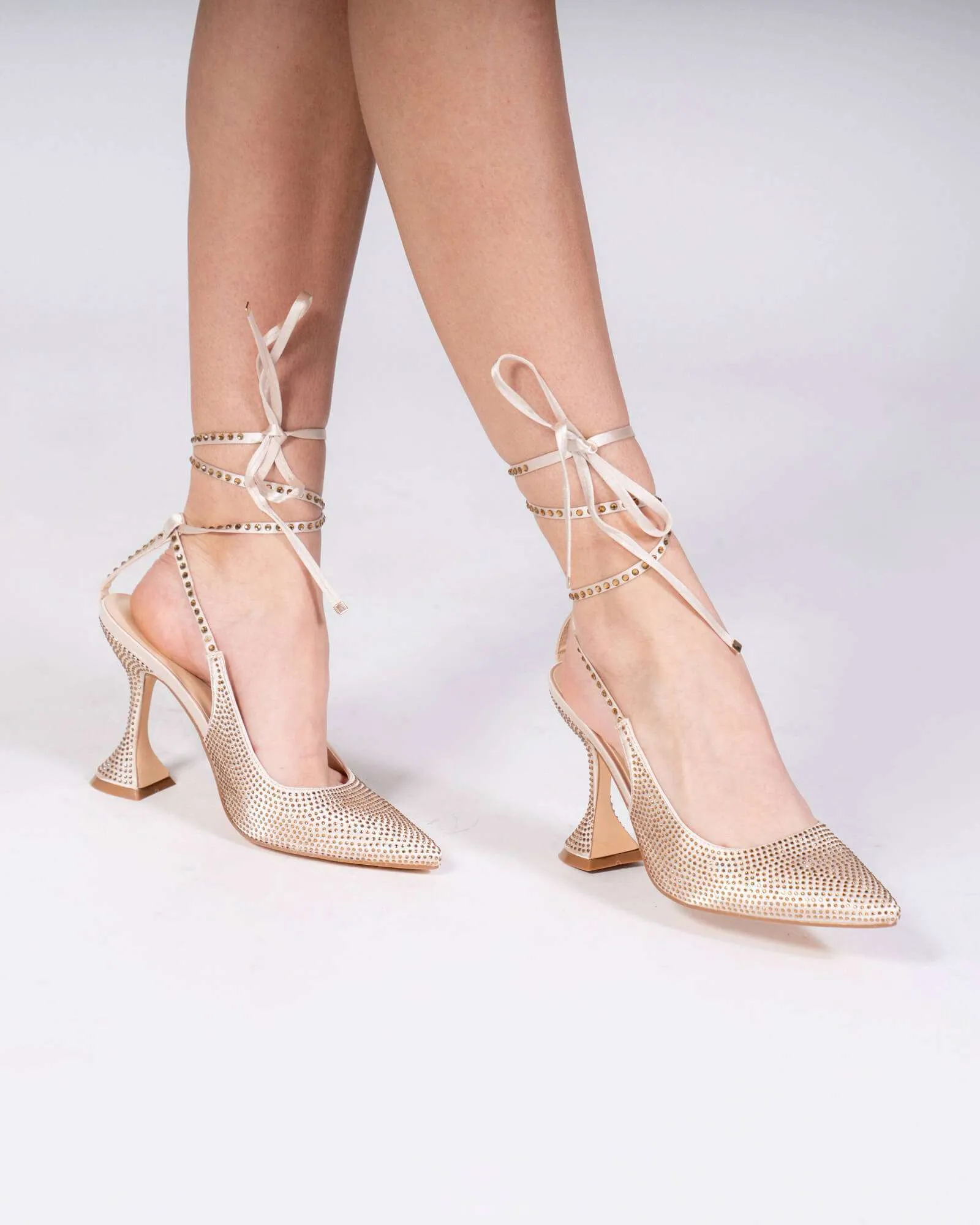 Decolleté a punta allacciate con strass – Beige