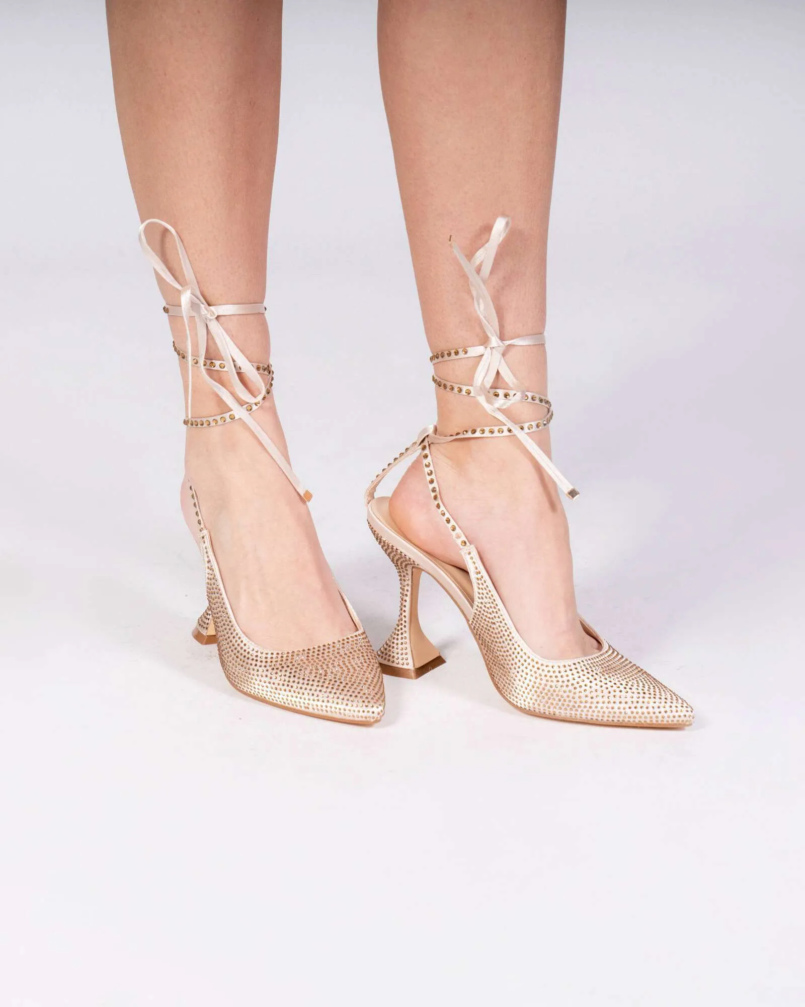 Decolleté a punta allacciate con strass – Beige