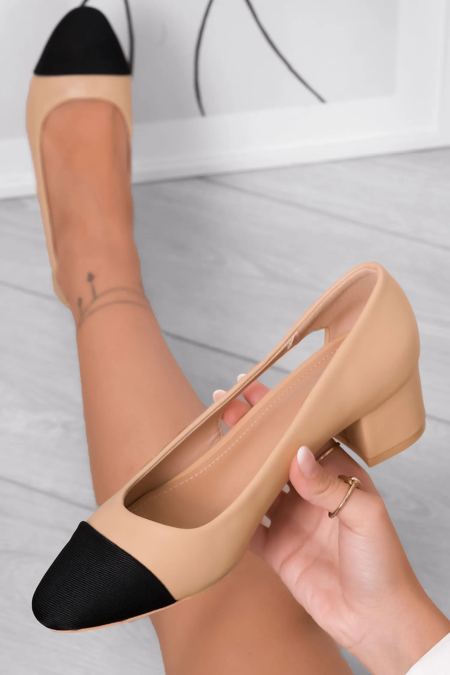 DORIANA - Decolletè crofts beige con punta rotonda a contrasto