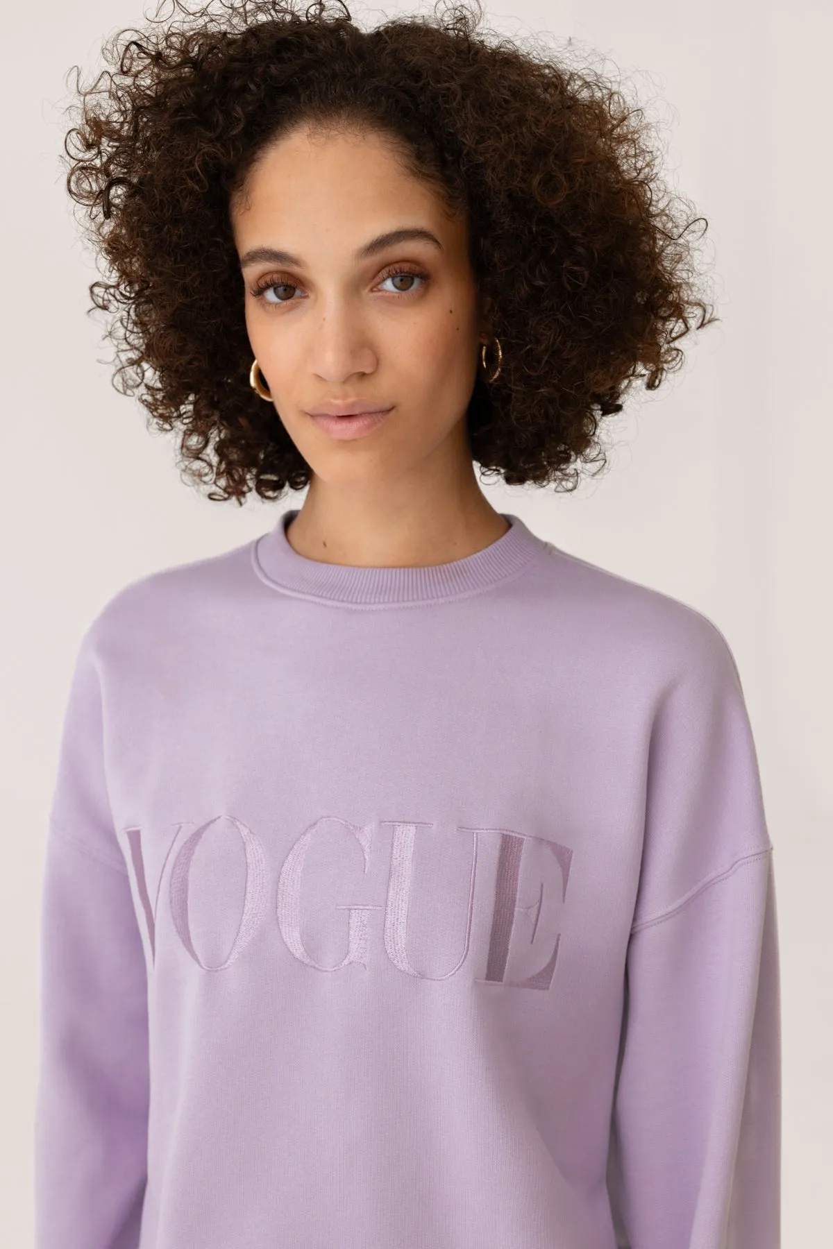 Felpa VOGUE lilla con logo ricamato-