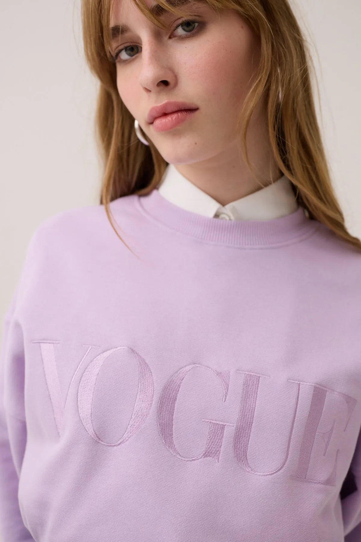 Felpa VOGUE lilla con logo ricamato-