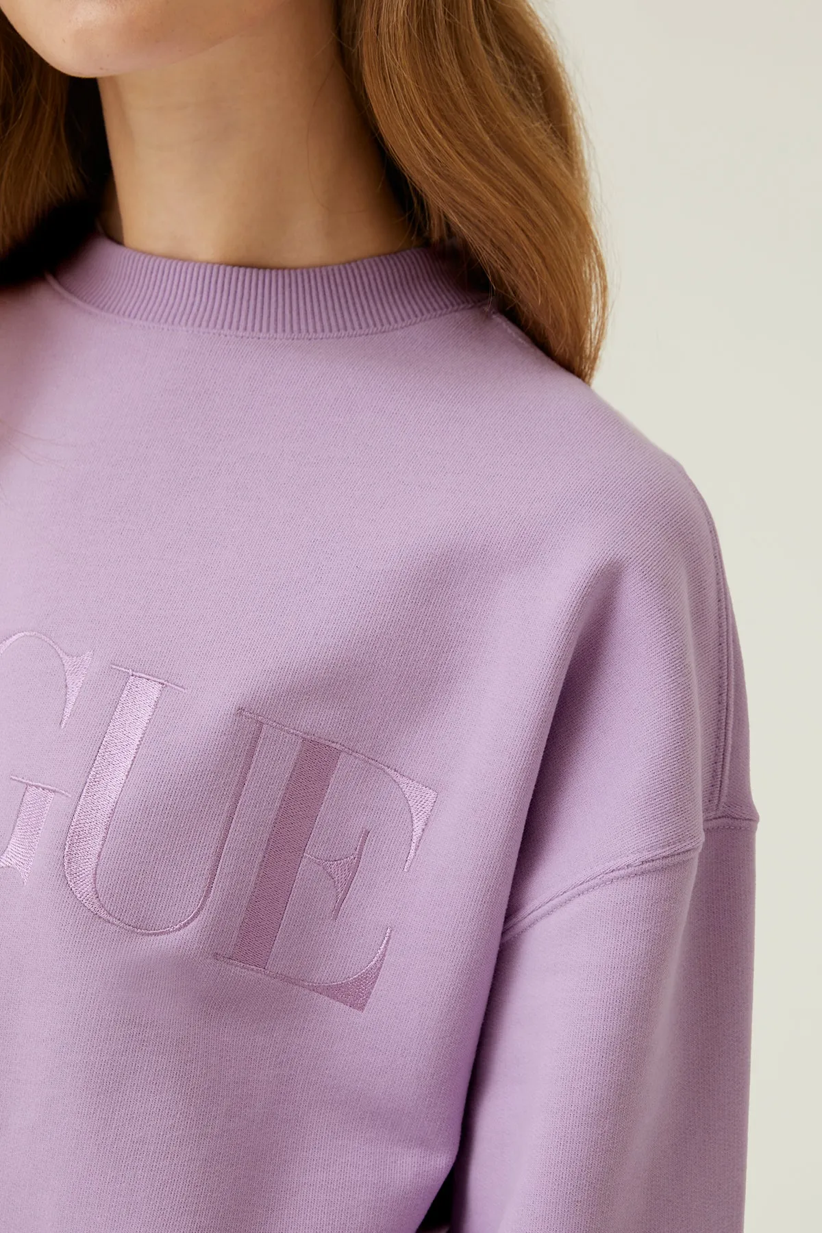 Felpa VOGUE lilla con logo ricamato-