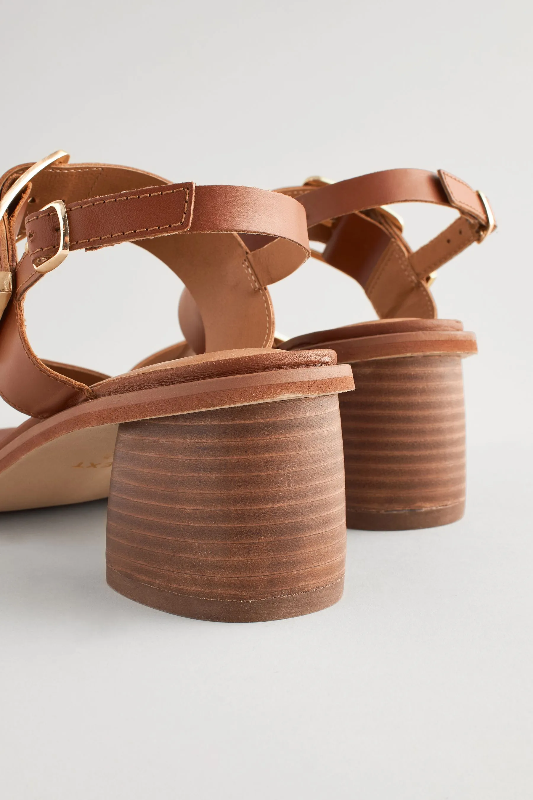 Forever Comfort - Sandali in pelle con tacco largo e fibbia    