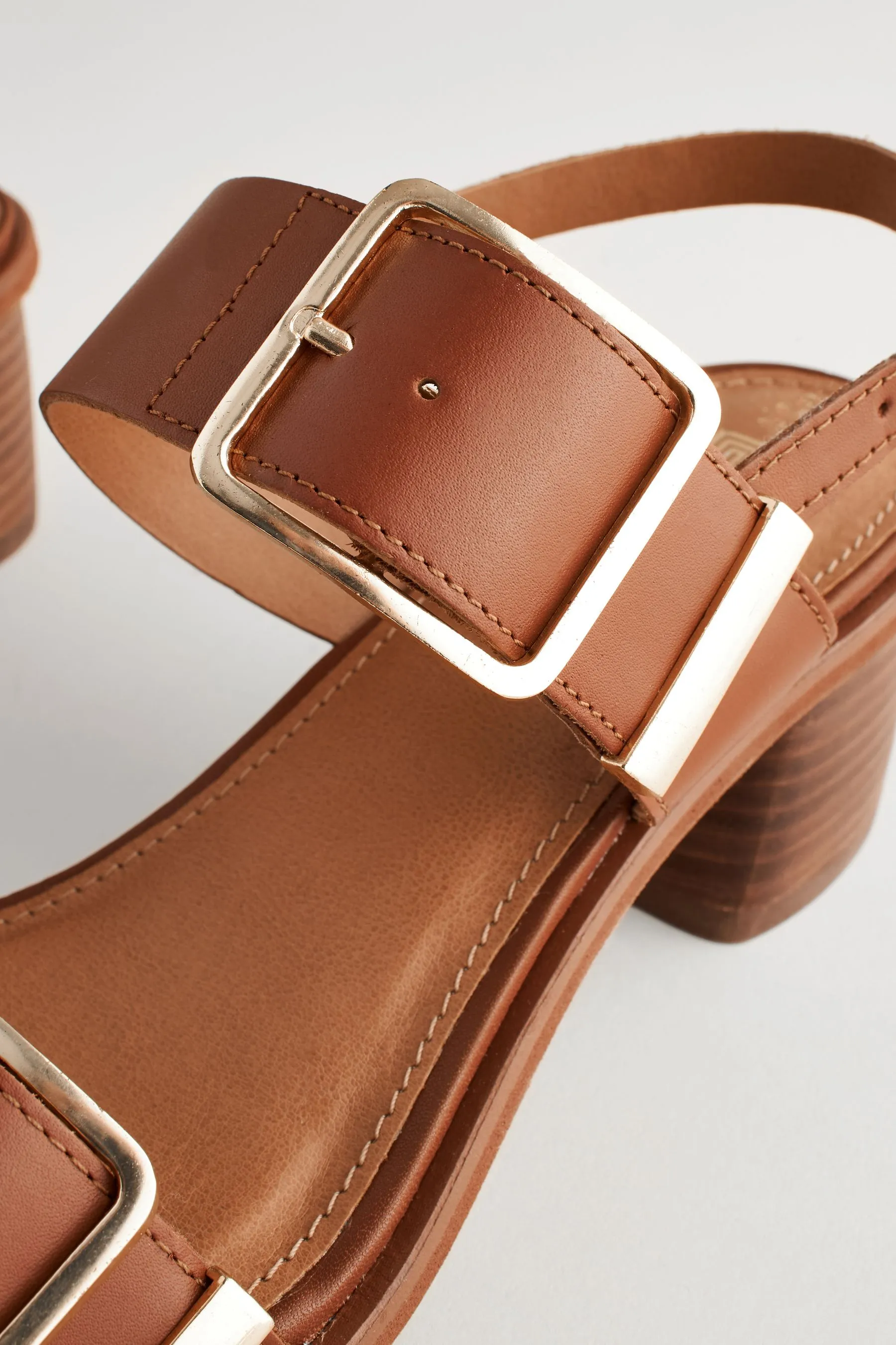 Forever Comfort - Sandali in pelle con tacco largo e fibbia    