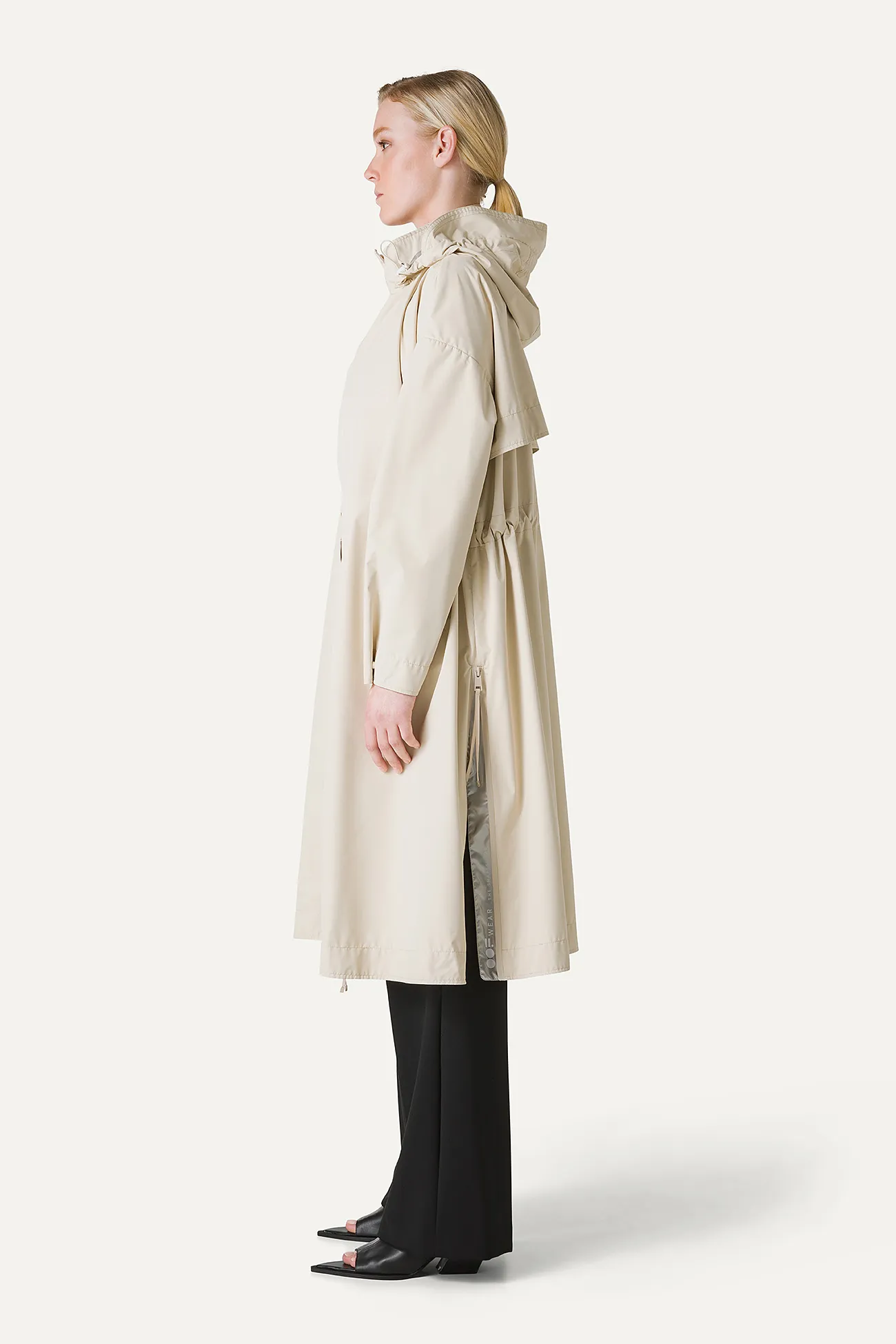 GIACCA LUNGA IN NYLON CON INTERNO ARGENTO 9216 - CREMA