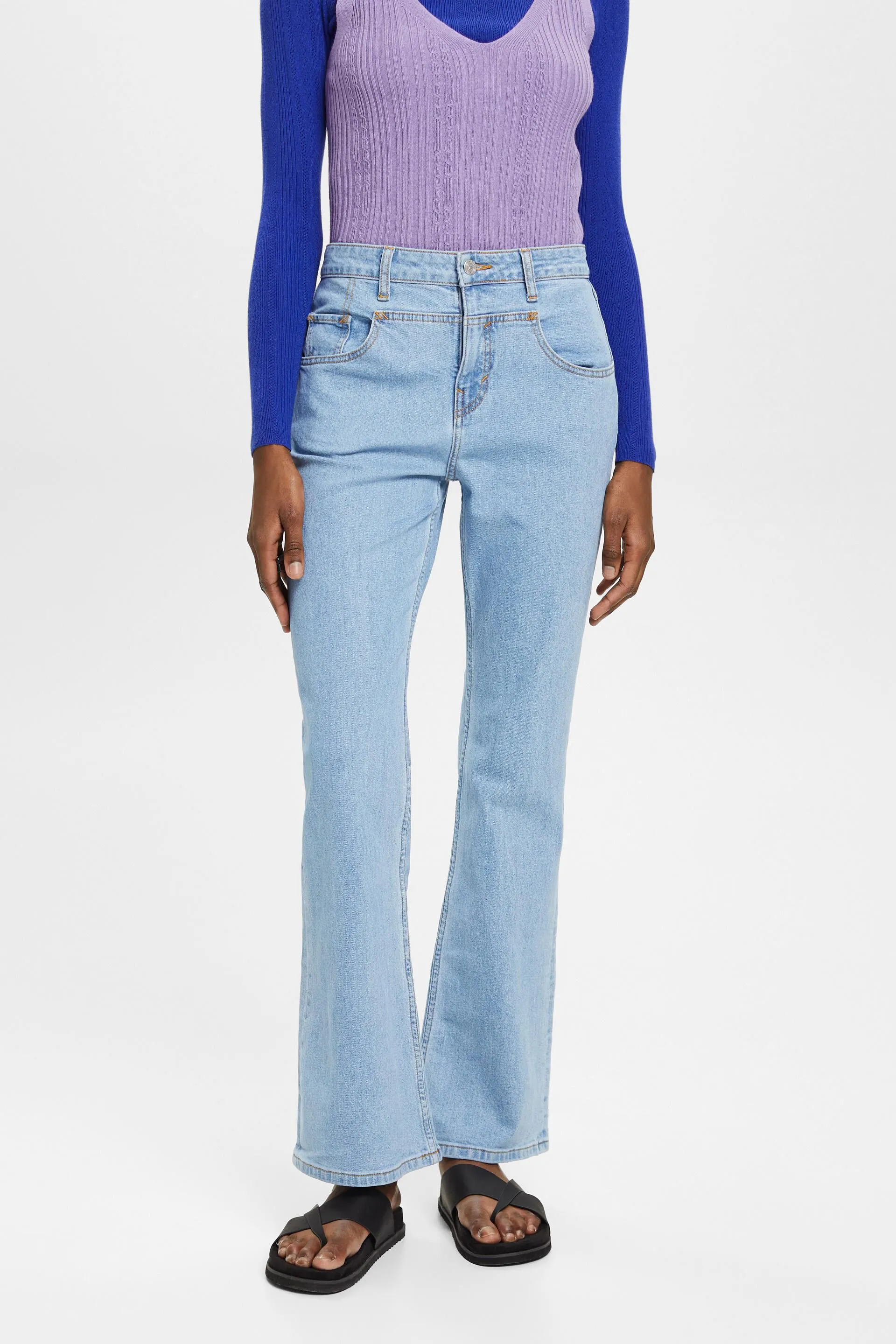 Jeans bootcut con inserto caratteristico