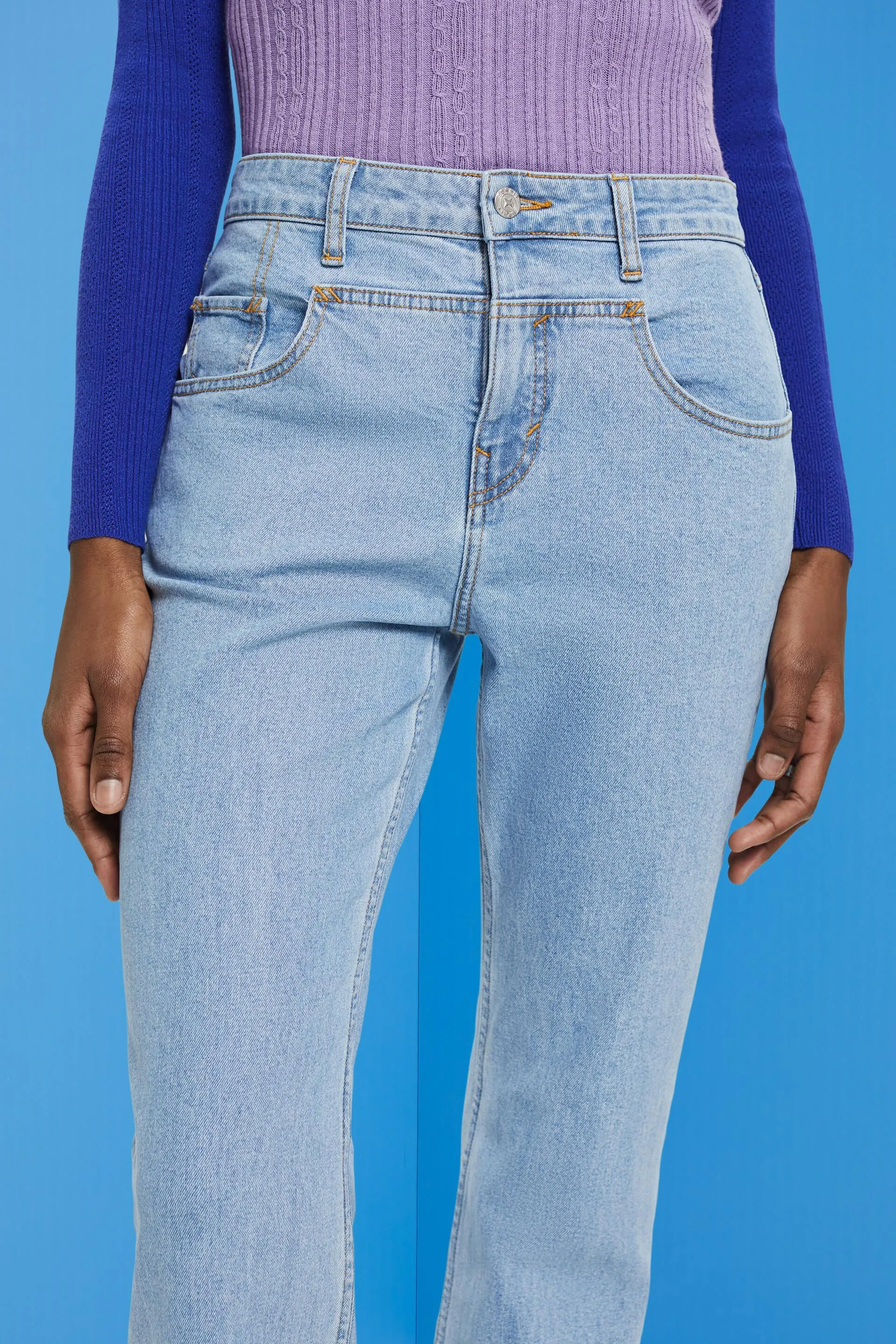 Jeans bootcut con inserto caratteristico