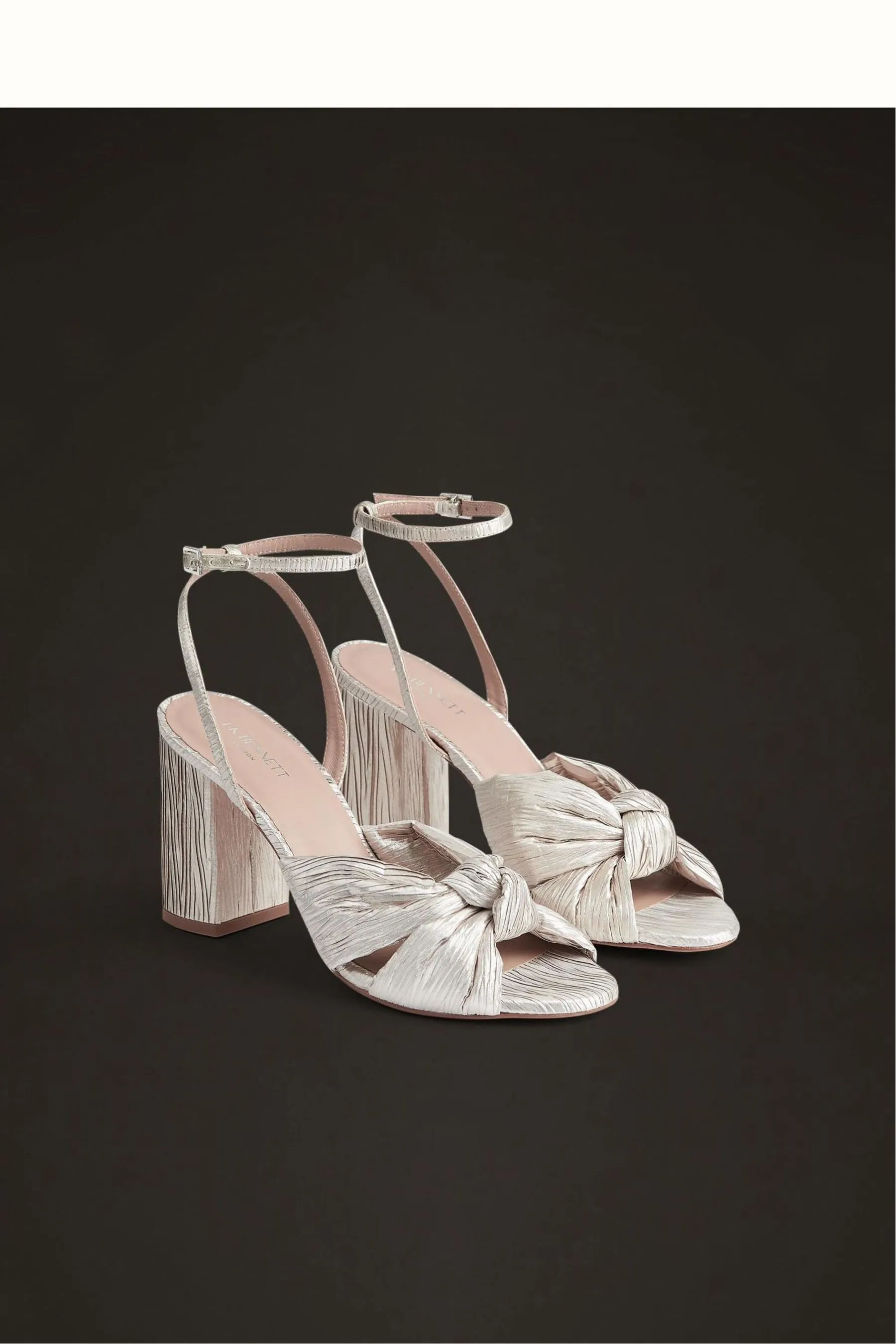 LK Bennett Eliana - Bianco - Dettagli metallizzati - Sandali per matrimonio Satin stropicciata