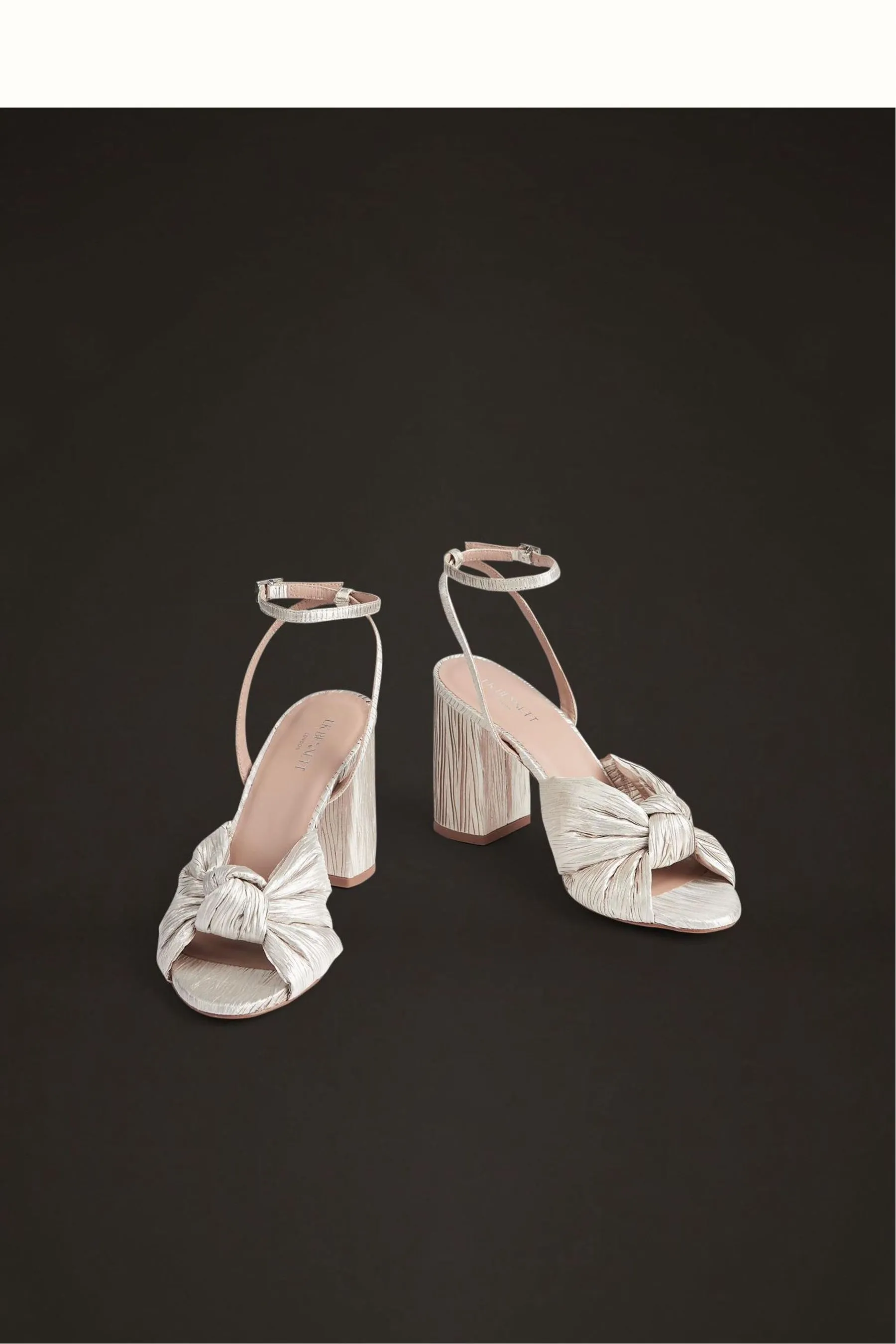 LK Bennett Eliana - Bianco - Dettagli metallizzati - Sandali per matrimonio Satin stropicciata
