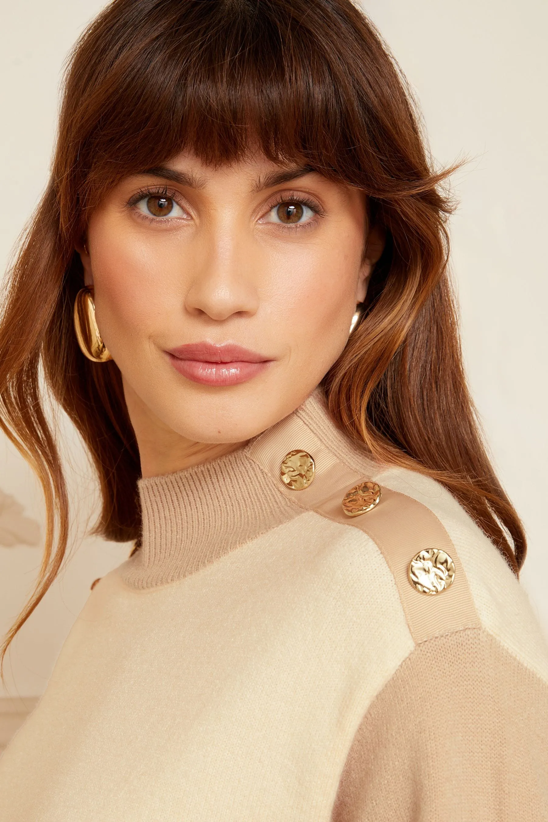 Love & Roses maglia accollata a blocchi di colore con bottoni sulle spalle