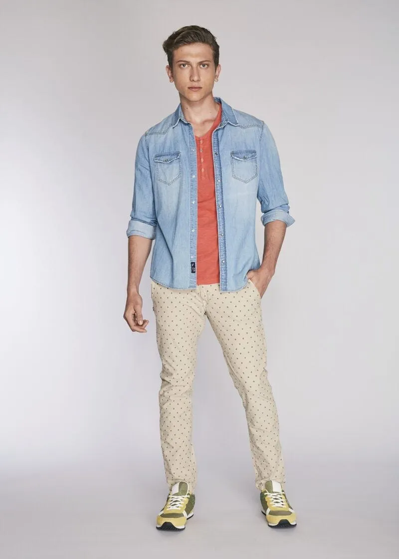 Pantaloni chino con fantasia geometrica