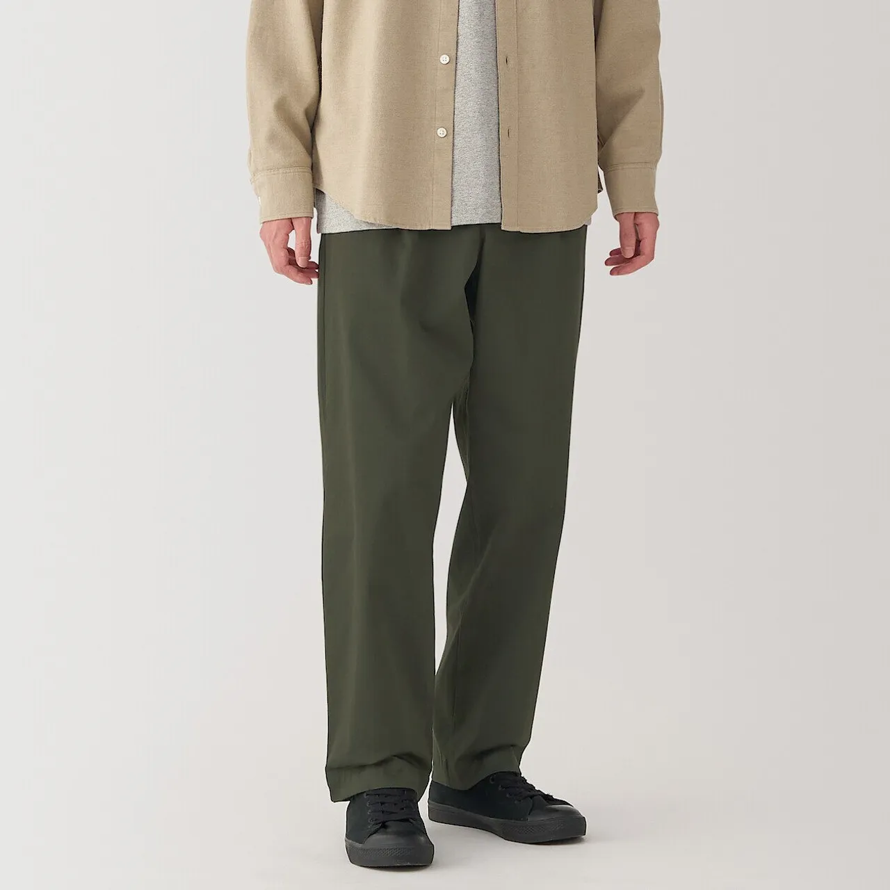 Pantaloni chino da uomo a gamba larga con pieghe sul davanti.