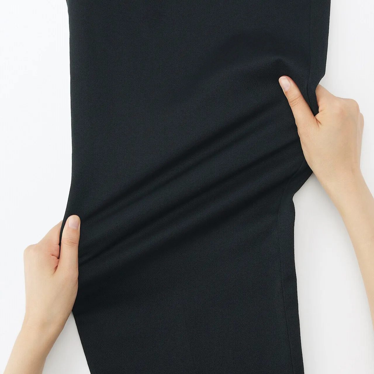 Pantaloni chino da uomo a gamba larga con pieghe sul davanti.
