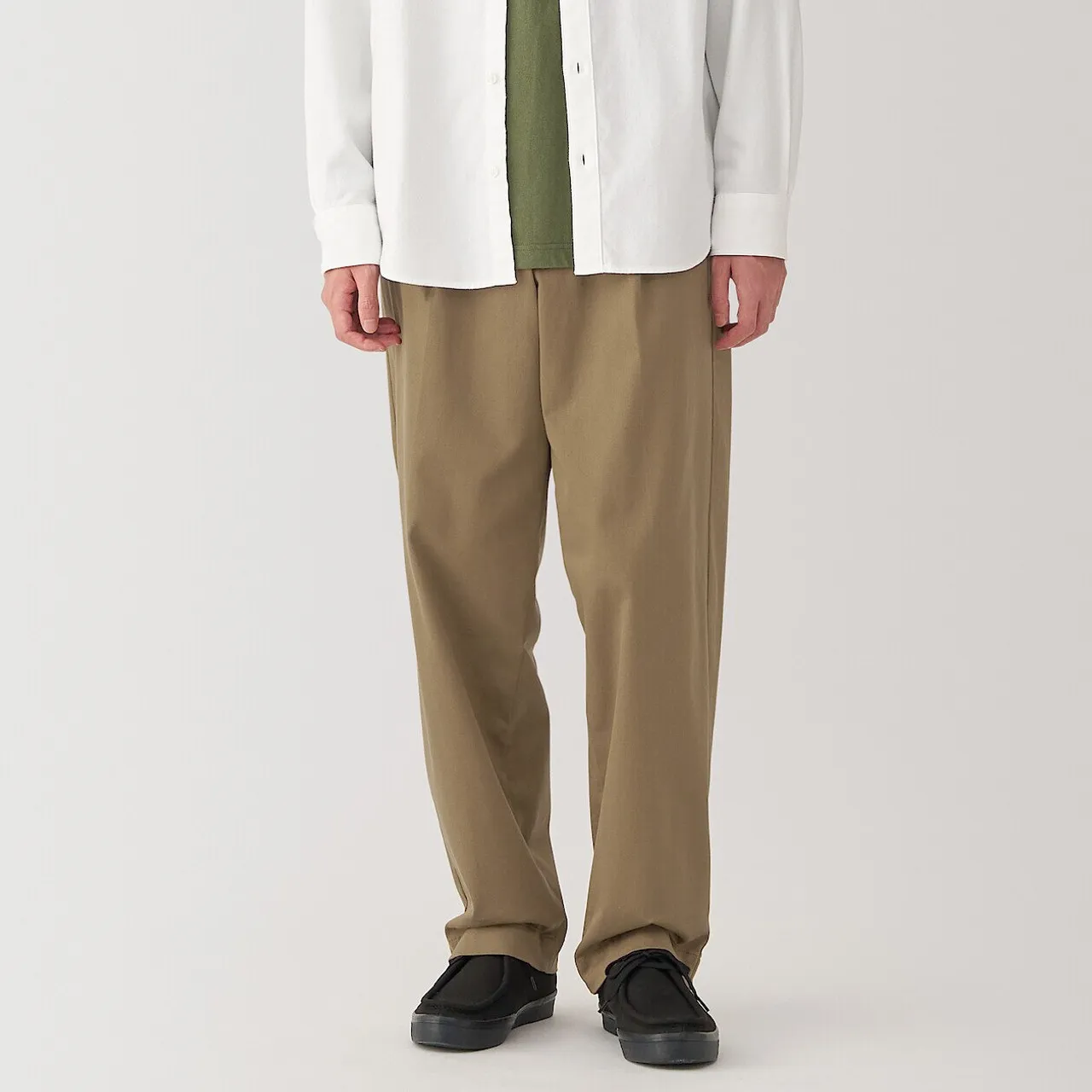 Pantaloni chino da uomo a gamba larga con pieghe sul davanti.