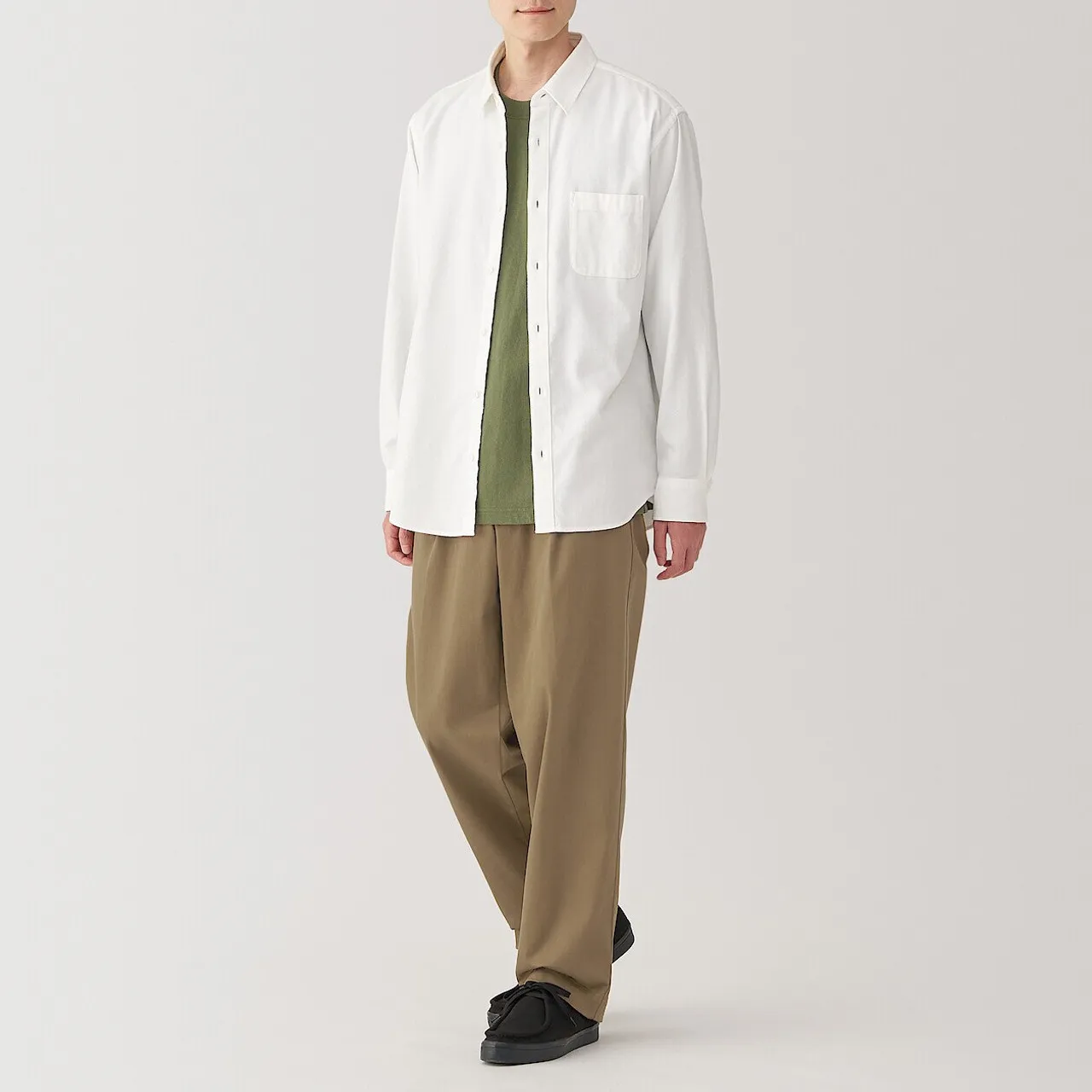 Pantaloni chino da uomo a gamba larga con pieghe sul davanti.
