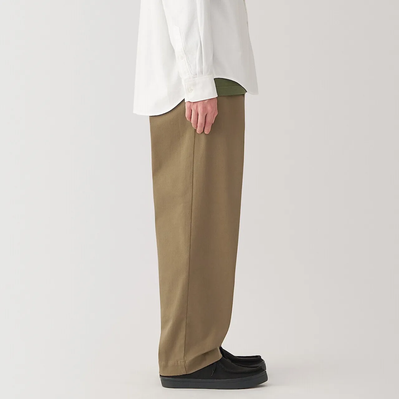 Pantaloni chino da uomo a gamba larga con pieghe sul davanti.