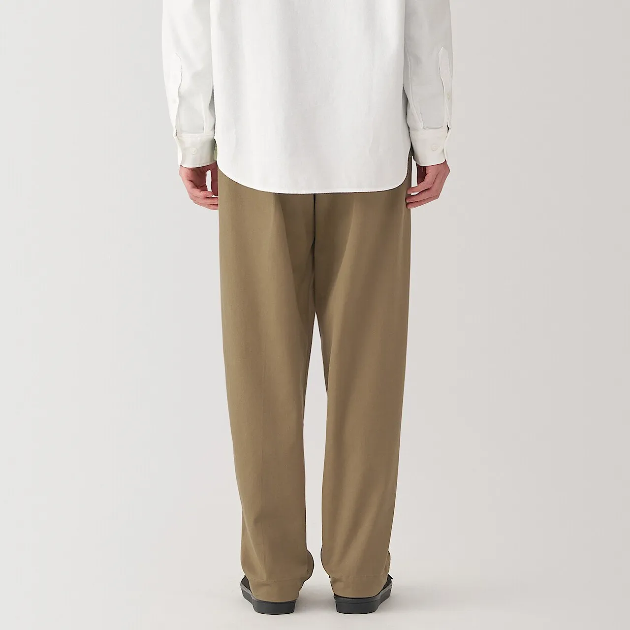 Pantaloni chino da uomo a gamba larga con pieghe sul davanti.