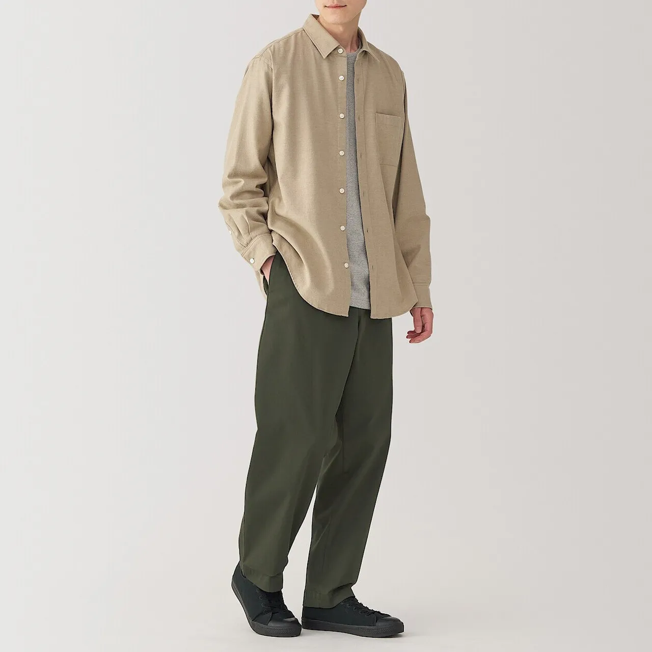 Pantaloni chino da uomo a gamba larga con pieghe sul davanti.