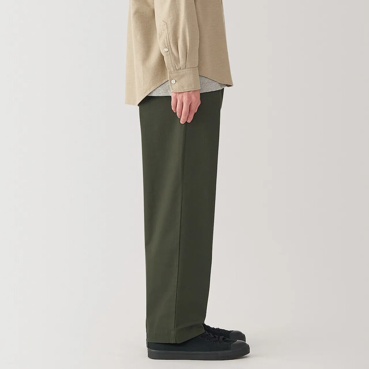 Pantaloni chino da uomo a gamba larga con pieghe sul davanti.