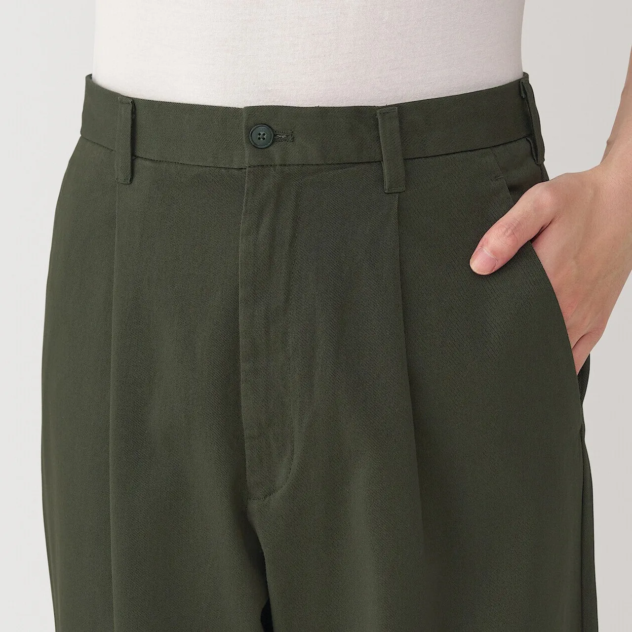 Pantaloni chino da uomo a gamba larga con pieghe sul davanti.