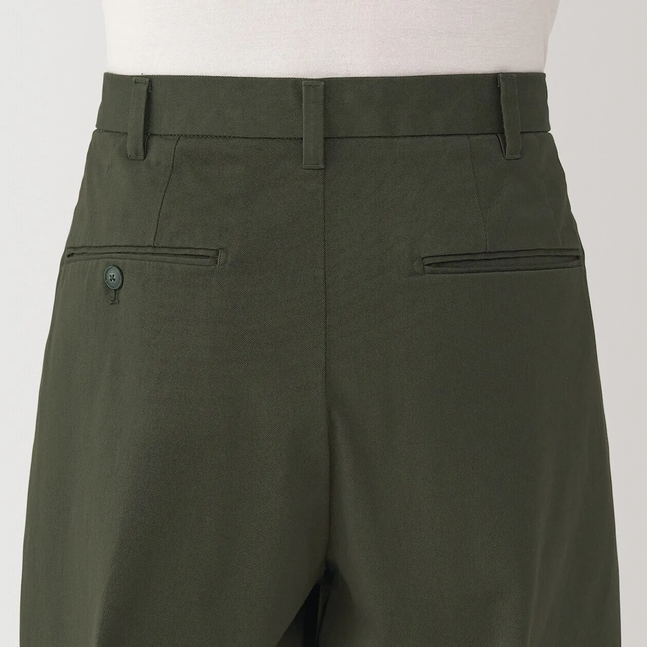 Pantaloni chino da uomo a gamba larga con pieghe sul davanti.