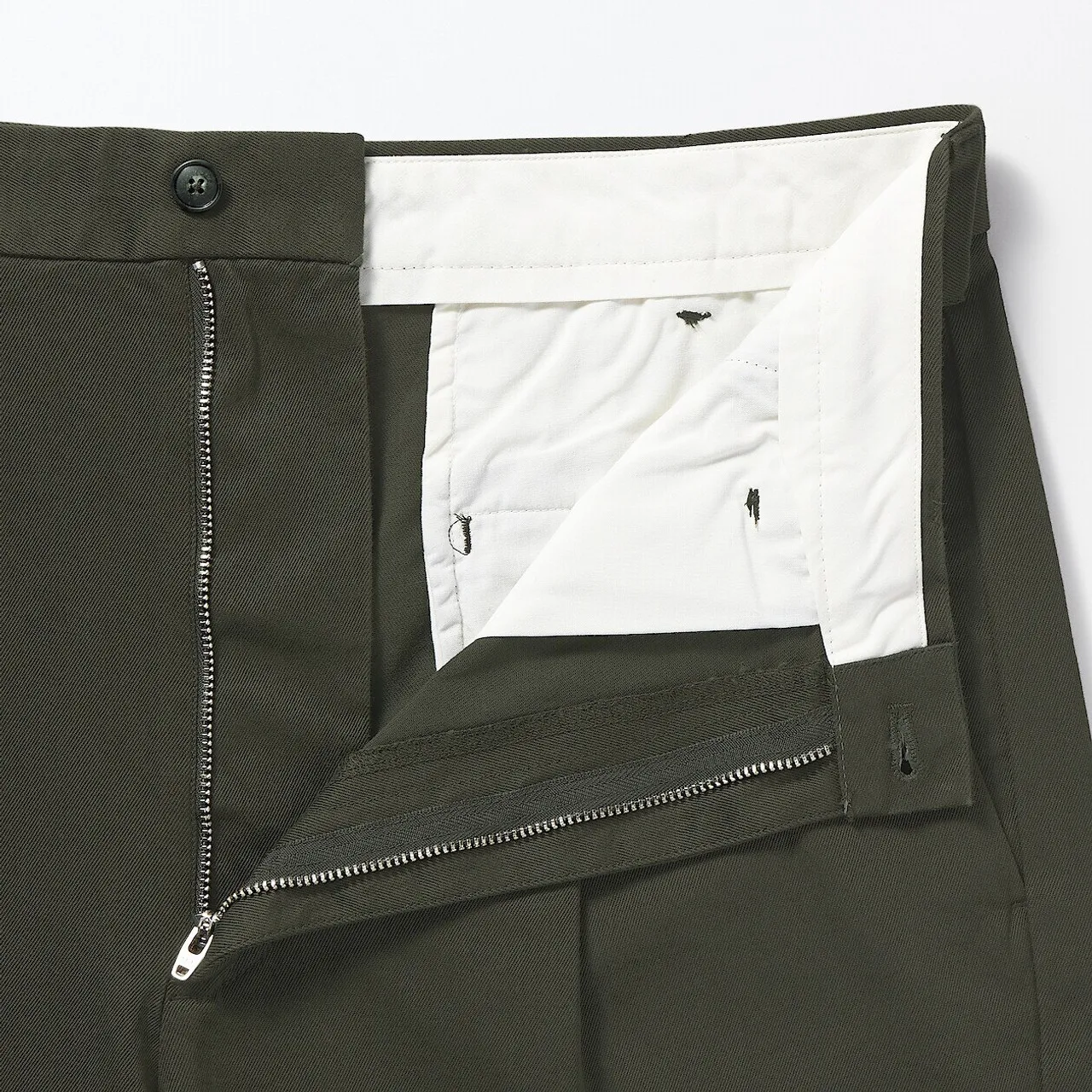 Pantaloni chino da uomo a gamba larga con pieghe sul davanti.