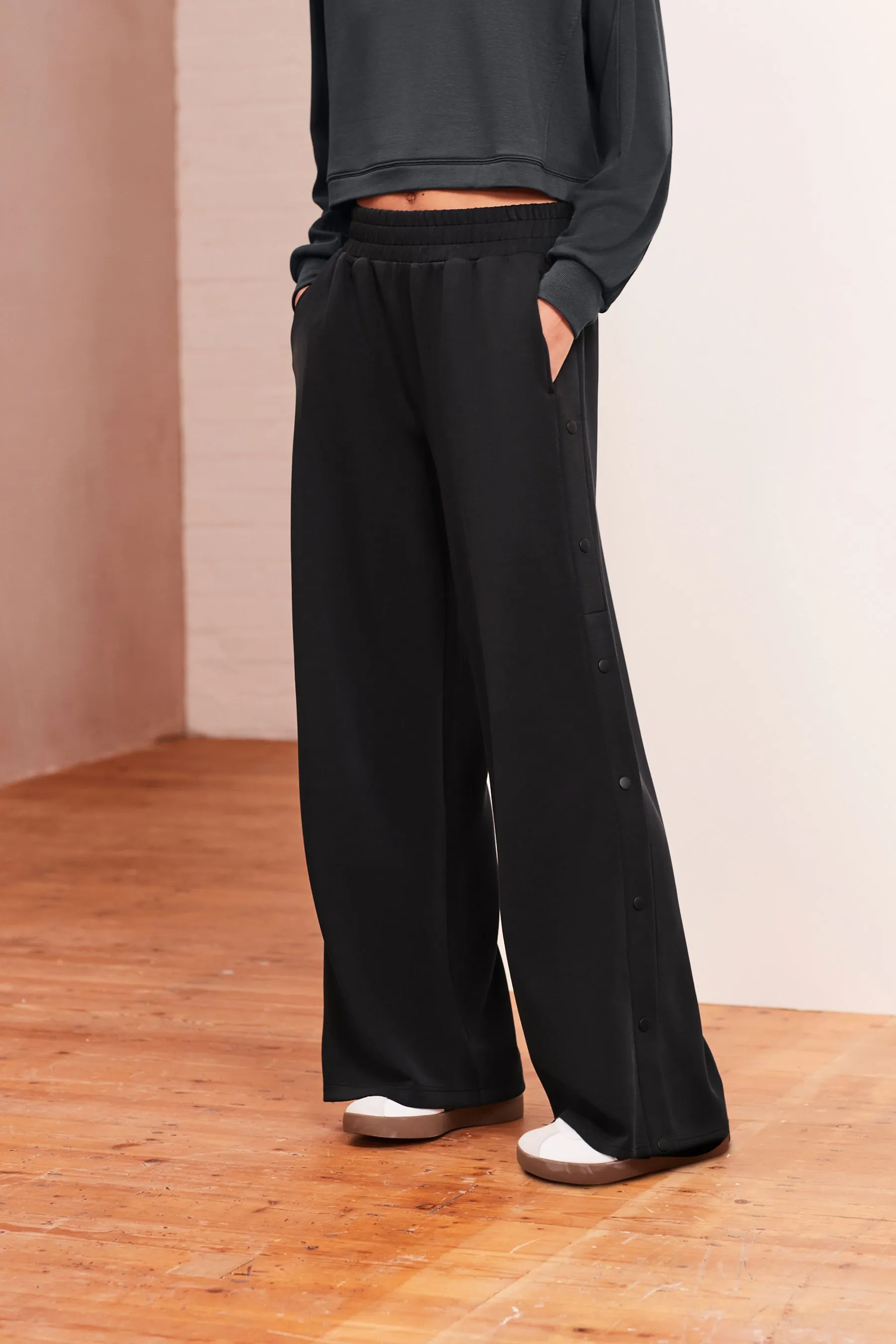 Pantaloni in morbido jersey con bottoni a bottoni laterali