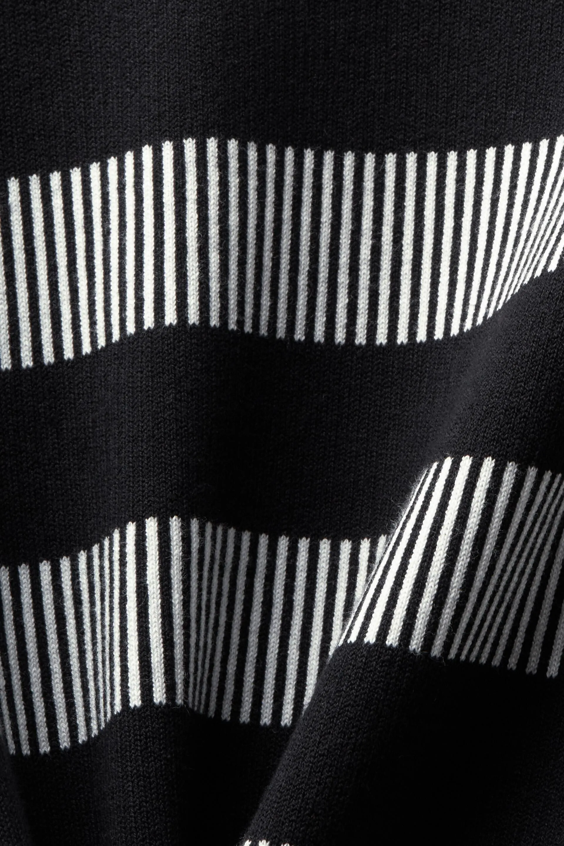 Pullover girocollo a righe jacquard